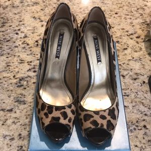 Peep toe leopard pumps